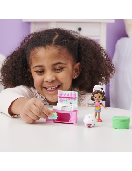Gabby's Dollhouse , set Lunch and Munch Kitchen con 2 personaggi giocattolo, accessori e mobile, giocattolo per bambini dai 3