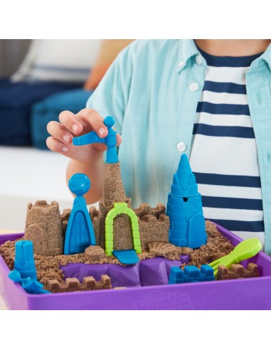 Kinetic Sand , Playset Regno di Sabbia, 1,13 kg di Sabbia Effetto Spiaggia, Formine e Accessori, Giochi Creativi per Bambini e