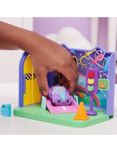 Gabby's Dollhouse , Stanza dei giochi Carlita Purr-ific con la macchinina giocattolo Carlita, accessori, mobili e scatola con