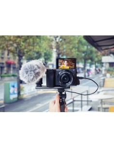 Sony α Alpha 6400 con obiettivo 16-50mm, mirrorless APS-C con Real-Time Eye AF
