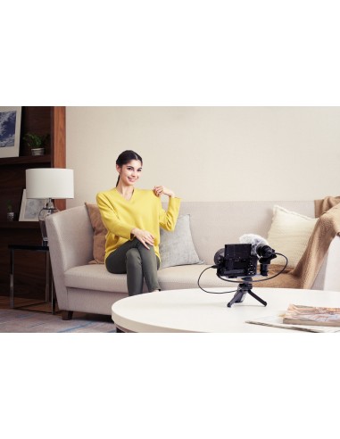 Sony α Alpha 6400 con obiettivo 16-50mm, mirrorless APS-C con Real-Time Eye AF