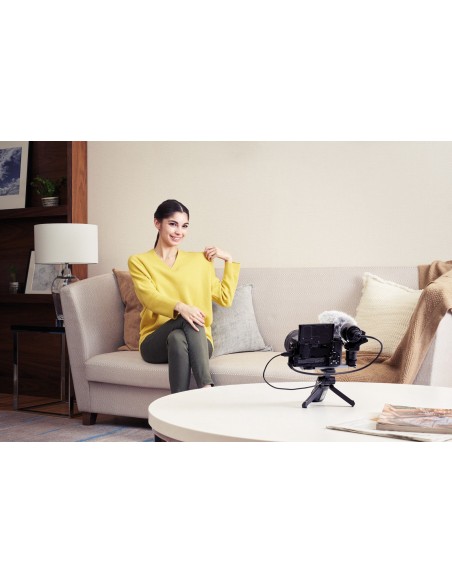 Sony α Alpha 6400 con obiettivo 16-50mm, mirrorless APS-C con Real-Time Eye AF