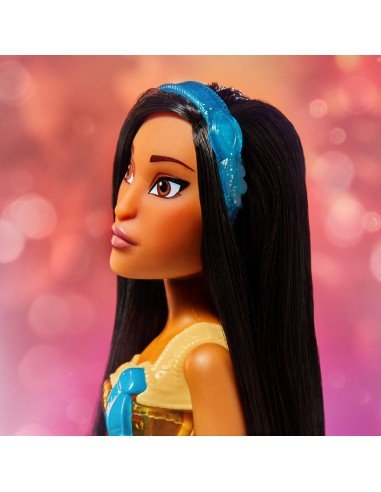 Disney Princess Royal Shimmer - bambola di Pocahontas, fashion doll con gonna e accessori, giocattolo per bambini dai 3 anni in