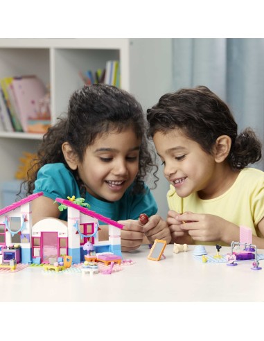 MEGA Barbie Casa di Malibu con le 2 micro-bambole , un adorabile cucciolo e tanti accessori, set da costruzione, Giocattolo per