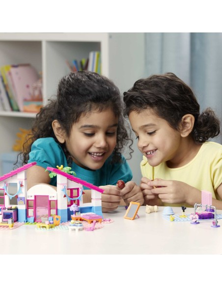 MEGA Barbie Casa di Malibu con le 2 micro-bambole , un adorabile cucciolo e tanti accessori, set da costruzione, Giocattolo per