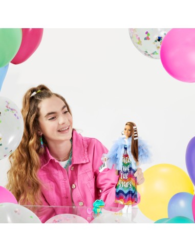 Barbie Extra ​ - Bambola mora con capelli lunghi e articolazioni flessibili, con giacca blu e cucciolo di coccodrillo per