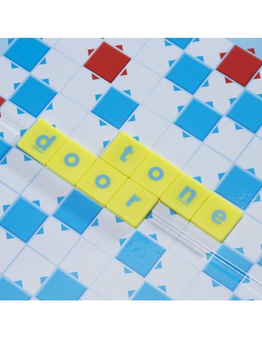 Games Scrabble Junior Disney, Il Gioco da Tavolo delle Parole Crociate con Immagini dei Personaggi Disney, per Bambini 6+ Anni