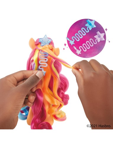 My Little Pony Una Nuova Genarazione, Sunny Capelli Arcobaleno, pony arancione da 15 cm con treccia arcobaleno e 17 accessori