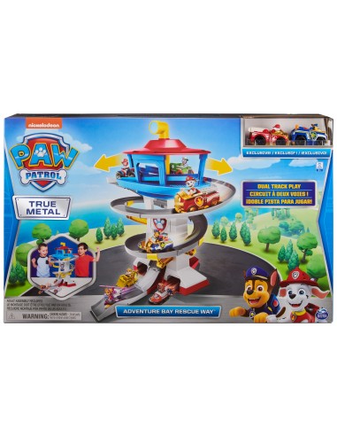 PAW Patrol , Set Di Gioco Adventure Bay Pista da Corsa Die Cast con 2 Veicoli Esclusivi, In Scala 1 55